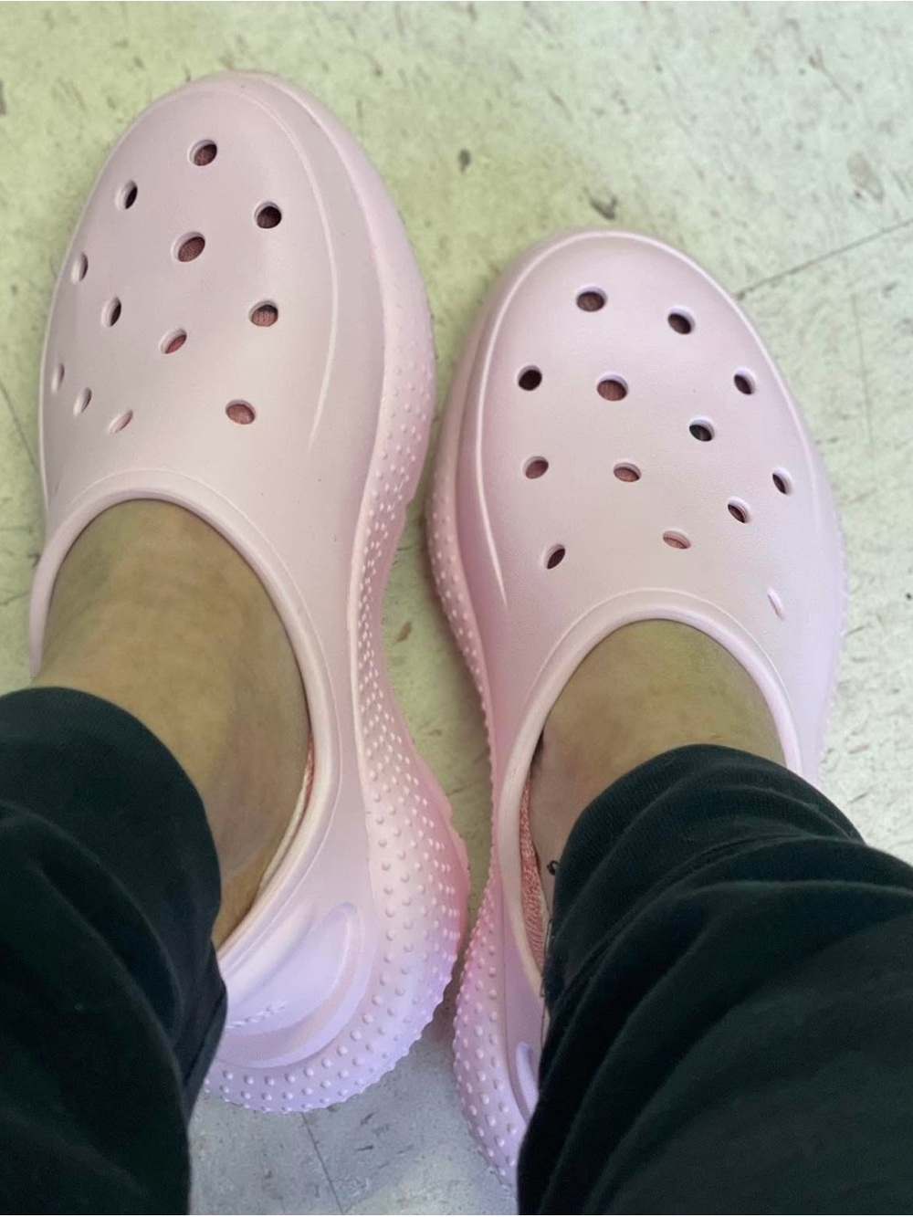 Crocs Milk Pink sneakers size J3/5w - Picture 2 of 8